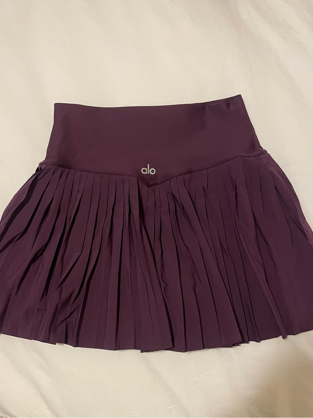 Alo yoga grand slam tennis skirt in dark plum XS - Picture 2 of 8